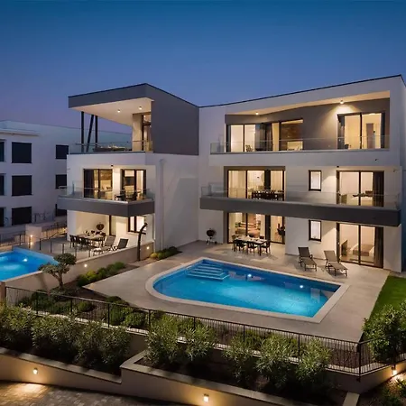 2 Bedroom Awesome In Zidarici Vantacici